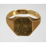 A 9ct gold signet ring 5.9g size S