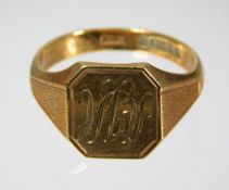 A 9ct gold signet ring 5.9g size S