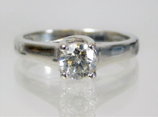 A good quality 18ct gold ring set with 0.5ct diamo