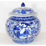 A large 19thC. Chinese porcelain blue & white lidd