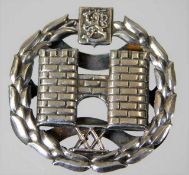 A silver badge depicting two castle turrets 5.4g