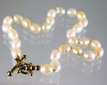 A lustrous cultured pearl bracelet with yellow met