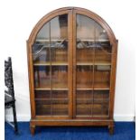 A good quality early 20thC. oak bookcase with thre