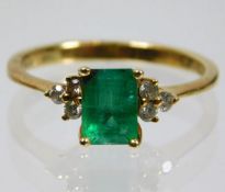 An 18ct gold ring set with emerald & diamond 2.9g
