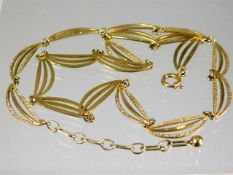 A 9ct gold necklace 10.7g