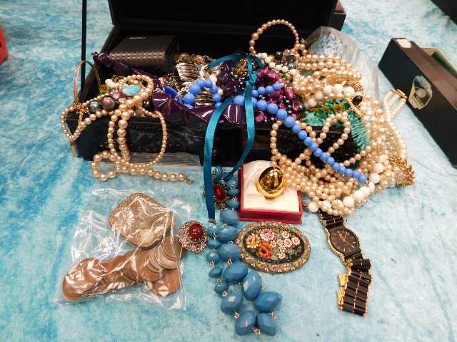 A quantity of costume jewellery, small amount of g