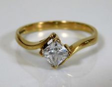 A 9ct gold ring with white stone 2.6g