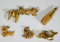 Six 9ct gold & yellow metal charms 8.8g