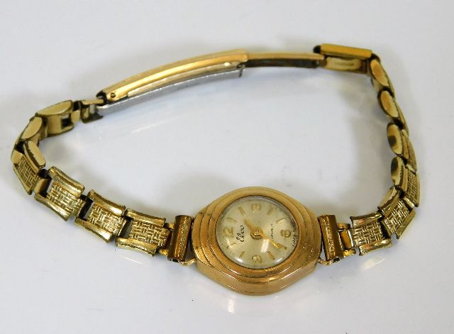 A small ladies watch with 9ct gold case a/f