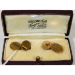 A boxed set of 9t gold cufflinks 4g