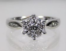 An 18ct white gold ring set with diamonds of 0.5ct