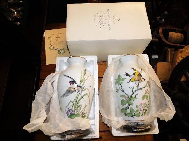 Two boxed Franklin Mint vases depicting birdlife