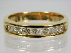 An 18ct gold ring set with 1ct diamonds size T/U 6.3g