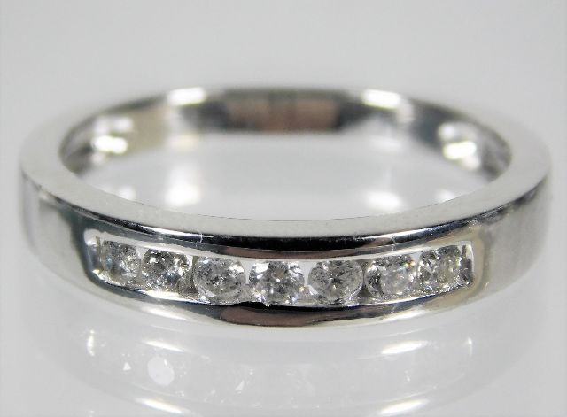 A 9ct white gold ring set with 0.25ct diamond size