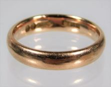 A 9ct gold band 3g