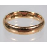 A 9ct gold band 3g