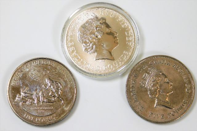 A silver proof cased £2 coin twinned with two five