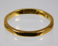 A 22ct gold band 2.2g