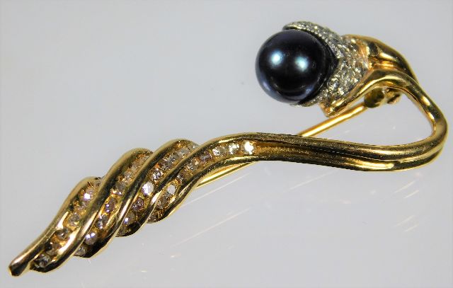 A French 18ct gold brooch depicting possibly a pho