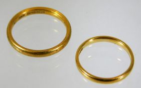 Two 22ct gold bands 6.6g