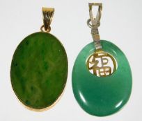 A yellow metal mounted jade pendant twinned with a