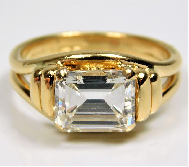 An impressive 18ct gold mounted art deco style ring set with approx. 3.25ct emerald cut diamond of g