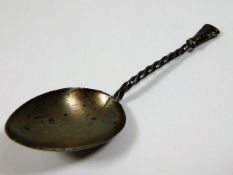 A small hallmarked silver caddy spoon approx. 5.3g