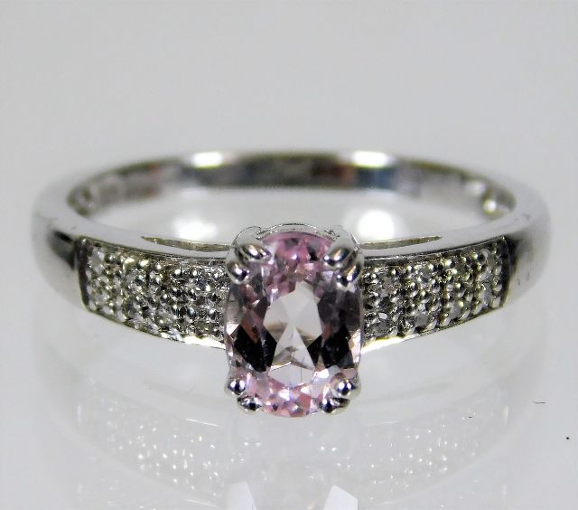 A 9ct white gold ring set with diamond & kunzite 2.4g size O