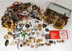 A quantity of costume jewellery & related items in