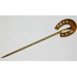 A yellow metal lucky horseshoe tie pin 1.2g
