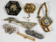 A small quantity of costume jewellery items