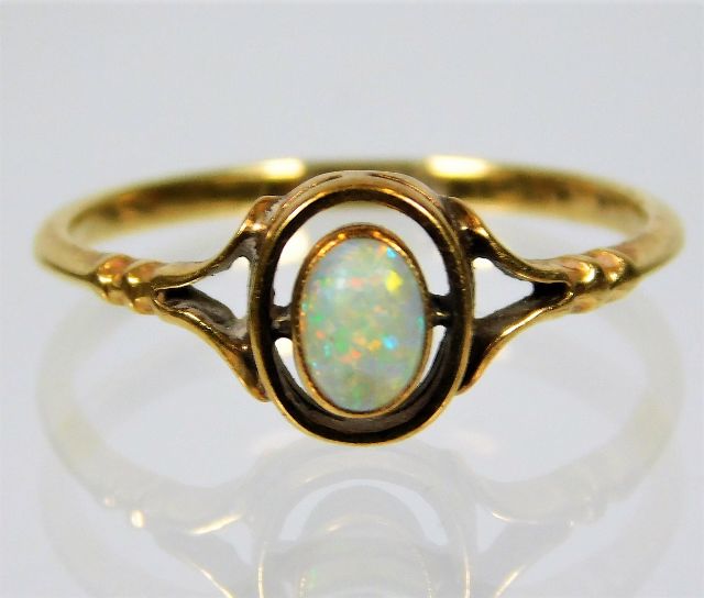 An 18ct gold ring set with opal 1.5g