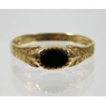 A 9ct gold ring set with onyx 1.3g size O