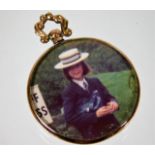 A 9ct gold mounted double sided photo pendant 5.6g