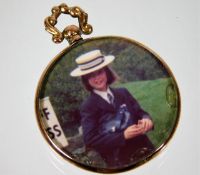 A 9ct gold mounted double sided photo pendant 5.6g