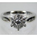 An 18ct white gold ring set with diamonds of 0.5ct