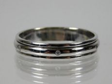 An 18ct white gold spinning ring set with six small diamonds 5g size V/W