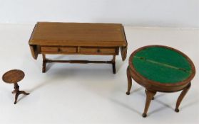 Three pieces of dolls house furniture & a similar