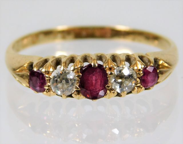 An 18ct gold ring set with diamond & ruby 3.5g siz