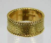 An 18ct gold wedding band 7g size J