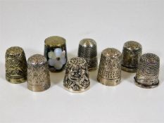 A quantity of silver & white metal thimbles includ
