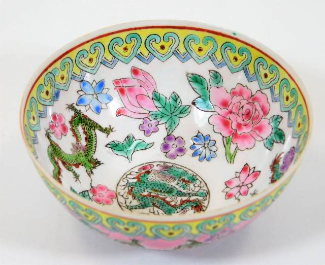 A finely decorated Chinese porcelain tea bowl 1.62