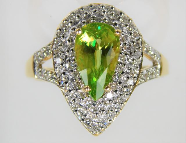 An 18ct diamond & peridot ring 4.7g size N