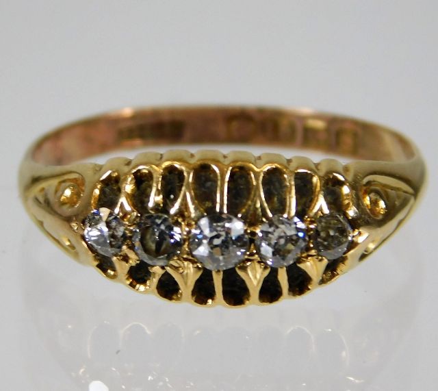 A Victorian 18ct gold ring set with five diamonds of approx. 0.3ct 2.8g size P