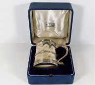 A cased silver tankard of plain decor approx. 400g
