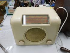 A cream bakelite Bush radio D.A.C 90A