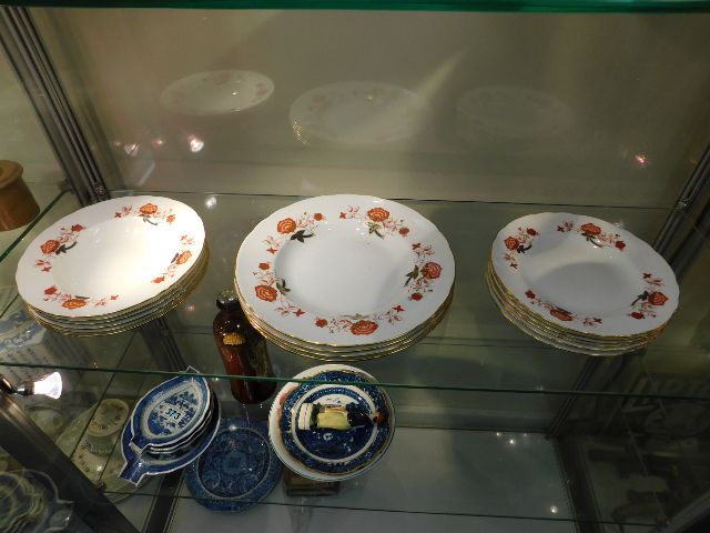 Sixteen pieces of Royal Crown Derby "Bali" porcela