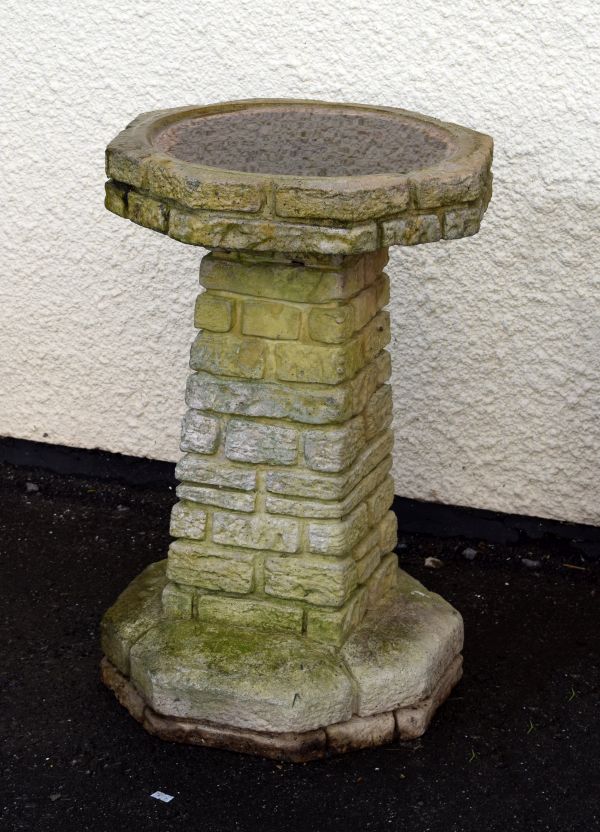 Modern 'stone' rustic style birdbath Condition: