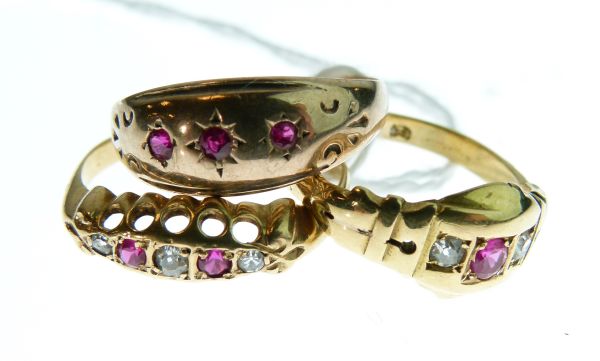 18ct gold dress ring set three diamonds and two ruby coloured stones, a 9ct gold dress ring set