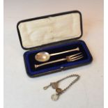 George V silver christening set comprising: a seal end spoon and fork, Sheffield 1917, cased,
